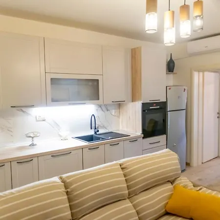 Yellow Apartman